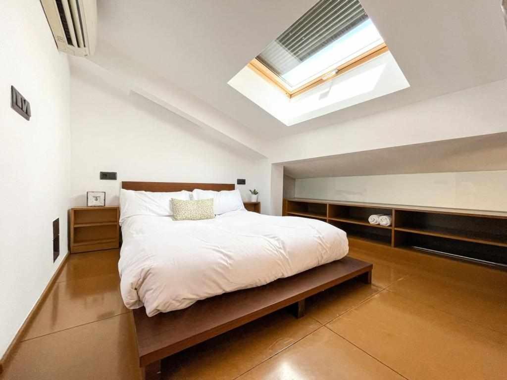 Apartamento Loft Cort Reial Atico In The Heart Of The Old Town